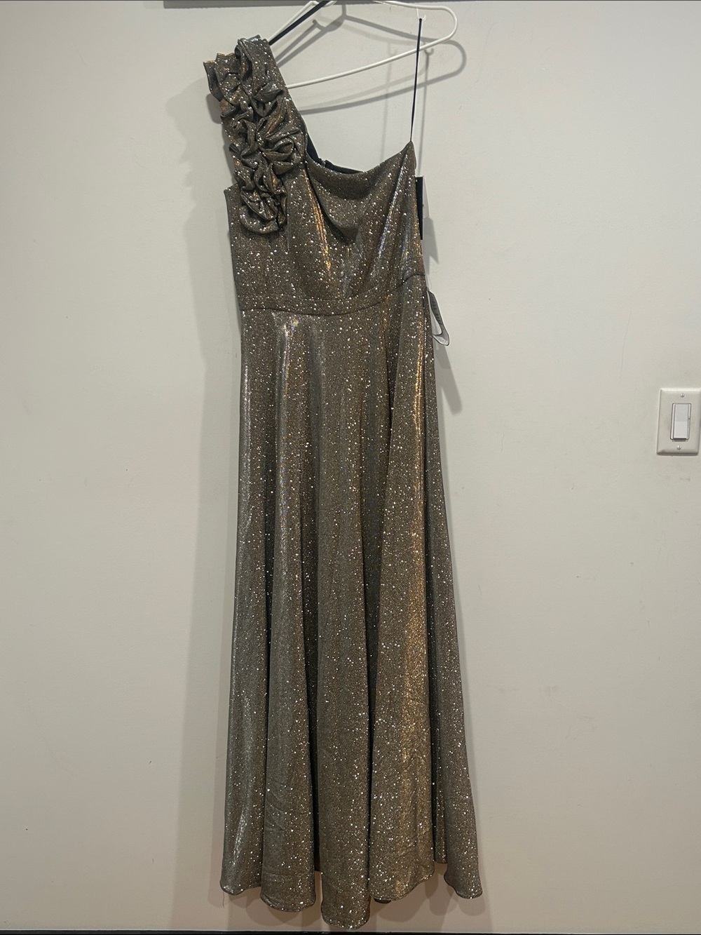 Xscape rosette One-Shoulder Metallic Gold shimmer Evening maxi gown women’s 10